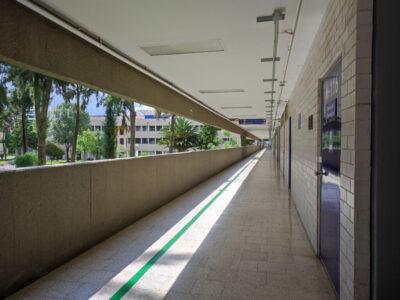 Se gestionan los procesos académicos y administrativos de los estudiantes, incluyendo inscripciones, evaluaciones y expedición de documentos oficiales.