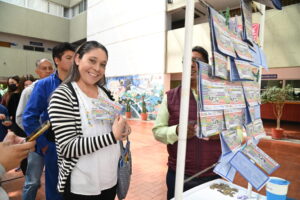 Venta del boleto de la Lotería Nacional en conmemoración por el 50 aniversario de la Universidad Autónoma Metropolitana