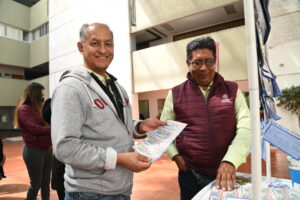 Venta del boleto de la Lotería Nacional en conmemoración por el 50 aniversario de la Universidad Autónoma Metropolitana