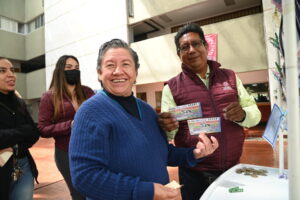 Venta del boleto de la Lotería Nacional en conmemoración por el 50 aniversario de la Universidad Autónoma Metropolitana