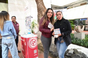 Venta del boleto de la Lotería Nacional en conmemoración por el 50 aniversario de la Universidad Autónoma Metropolitana