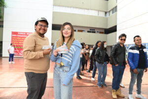 Venta del boleto de la Lotería Nacional en conmemoración por el 50 aniversario de la Universidad Autónoma Metropolitana