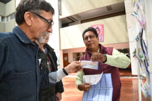 Venta del boleto de la Lotería Nacional en conmemoración por el 50 aniversario de la Universidad Autónoma Metropolitana