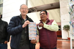 Venta del boleto de la Lotería Nacional en conmemoración por el 50 aniversario de la Universidad Autónoma Metropolitana