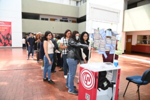 Venta del boleto de la Lotería Nacional en conmemoración por el 50 aniversario de la Universidad Autónoma Metropolitana