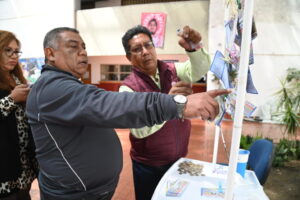 Venta del boleto de la Lotería Nacional en conmemoración por el 50 aniversario de la Universidad Autónoma Metropolitana