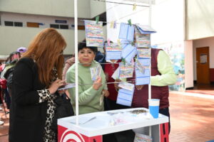 Venta del boleto de la Lotería Nacional en conmemoración por el 50 aniversario de la Universidad Autónoma Metropolitana