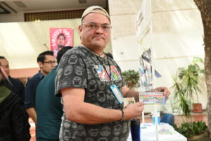 Venta del boleto de la Lotería Nacional en conmemoración por el 50 aniversario de la Universidad Autónoma Metropolitana