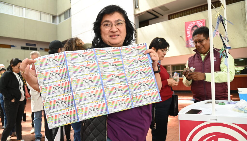 Venta del boleto de la Lotería Nacional en conmemoración por el 50 aniversario de la Universidad Autónoma Metropolitana