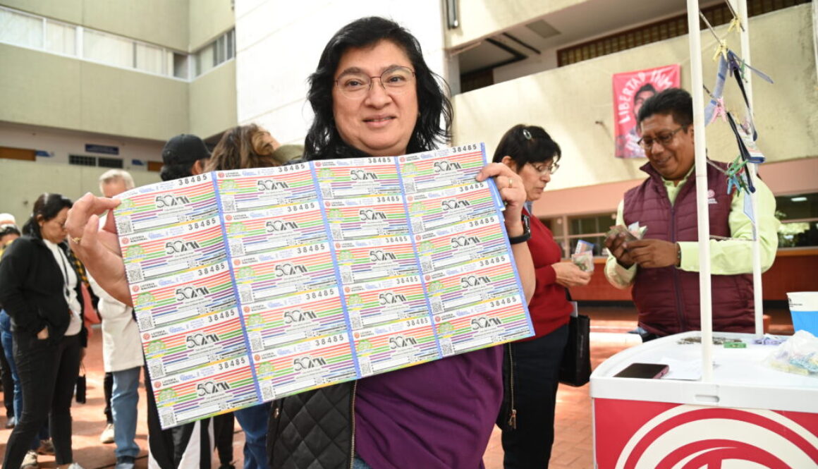 Venta del boleto de la Lotería Nacional en conmemoración por el 50 aniversario de la Universidad Autónoma Metropolitana
