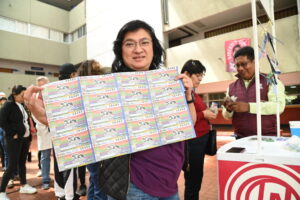 Venta del boleto de la Lotería Nacional en conmemoración por el 50 aniversario de la Universidad Autónoma Metropolitana