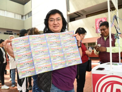 Venta del boleto de la Lotería Nacional en conmemoración por el 50 aniversario de la Universidad Autónoma Metropolitana Venta del boleto de la Lotería Nacional en conmemoración por el 50 aniversario de la Universidad Autónoma Metropolitana