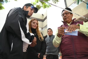 Venta del boleto de la Lotería Nacional en conmemoración por el 50 aniversario de la Universidad Autónoma Metropolitana